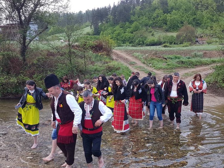 В Неделино пребродиха реката и играха хора за Гергьовден