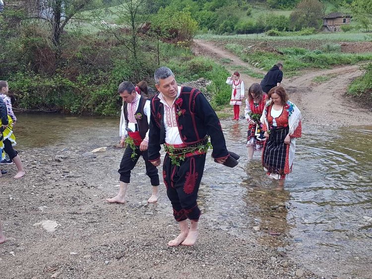 В Неделино пребродиха реката и играха хора за Гергьовден
