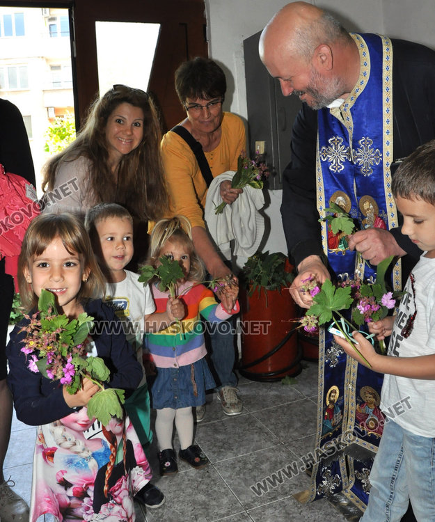 Миряните докосват ръката на Св. Георги за здраве и успех