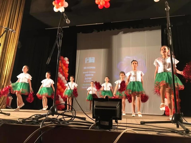 90 години НУ "Христо Ботев" възпитава поколения ученици в български дух и традиция