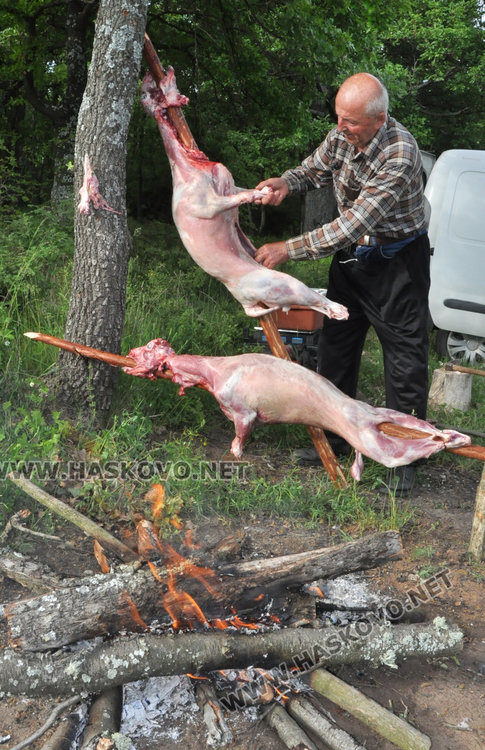 Десетки чевермета се въртят за празника Хъдърлез