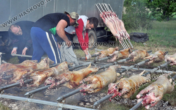 Десетки чевермета се въртят за празника Хъдърлез