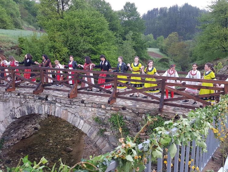 В Неделино пребродиха реката и играха хора за Гергьовден