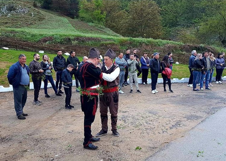 В Неделино пребродиха реката и играха хора за Гергьовден