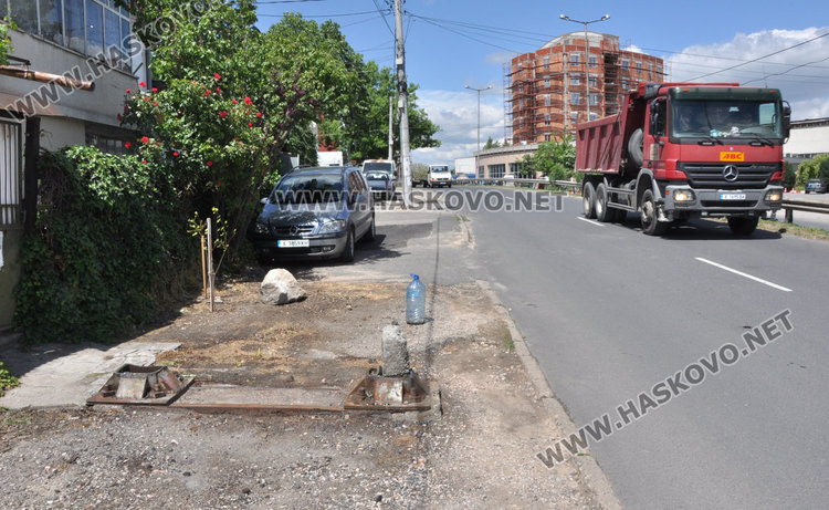 Хасковлия: основите на премахнатия пешеходен мост са опасни