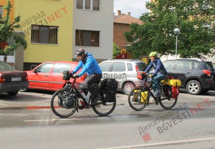 Двама люксембургци на колела похапнаха топли закуски в Димитровград и продължиха