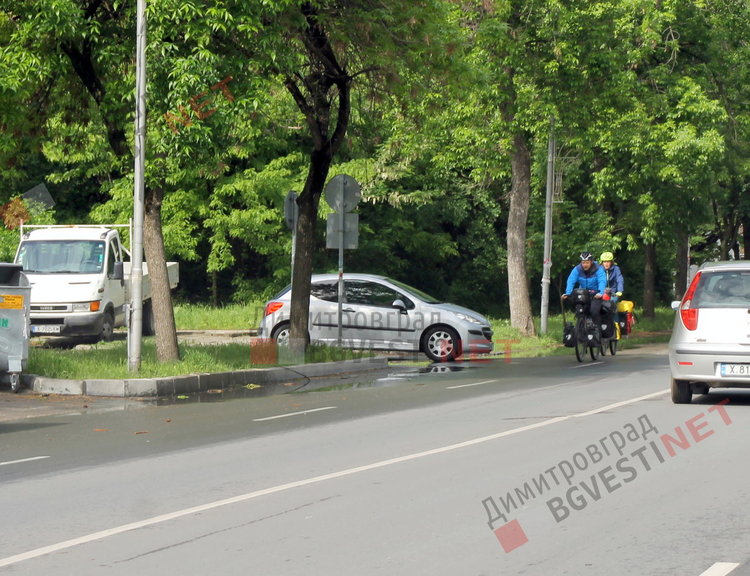 Двама люксембургци на колела похапнаха топли закуски в Димитровград и продължиха