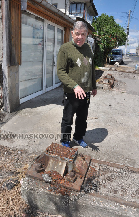 Хасковлия: основите на премахнатия пешеходен мост са опасни