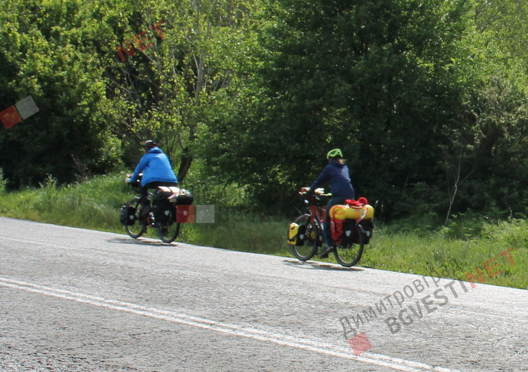 Двама люксембургци на колела похапнаха топли закуски в Димитровград и продължиха