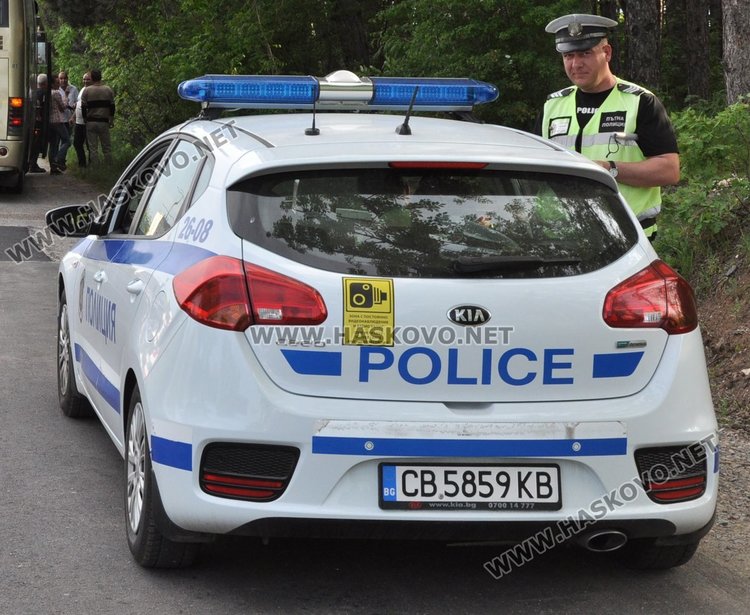 Задържаха мъж с фалшива шофьорска книжка, харманлиец потроши кола и избяга