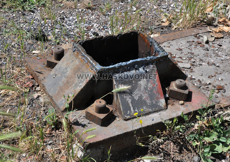 Хасковлия: основите на премахнатия пешеходен мост са опасни