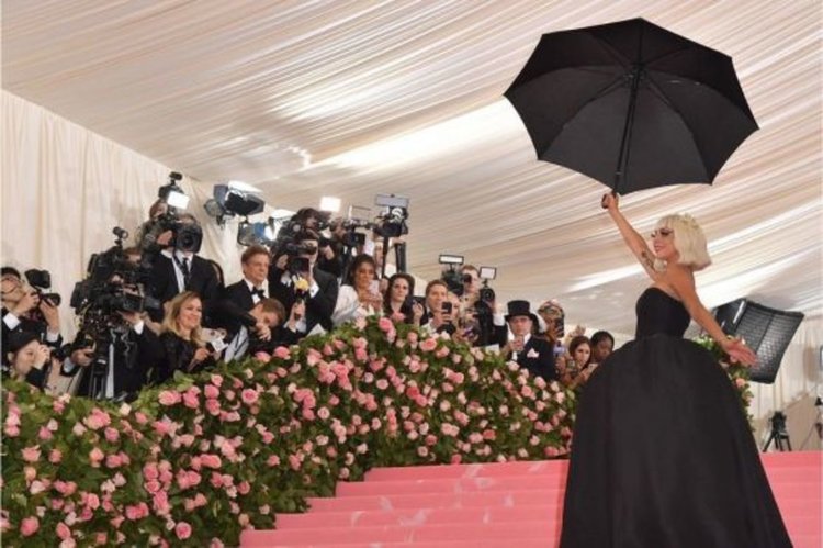 Лейди Гага се съблече на благотворителен бал