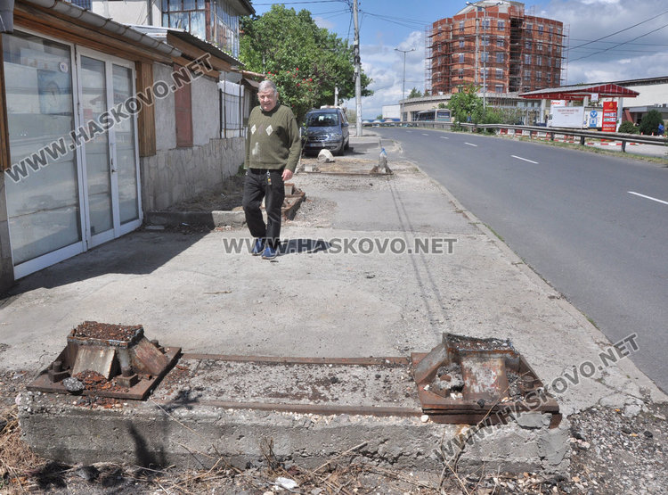 Хасковлия: основите на премахнатия пешеходен мост са опасни