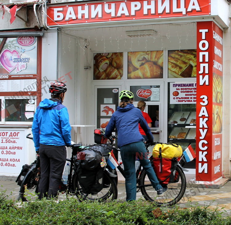 Двама люксембургци на колела похапнаха топли закуски в Димитровград и продължиха
