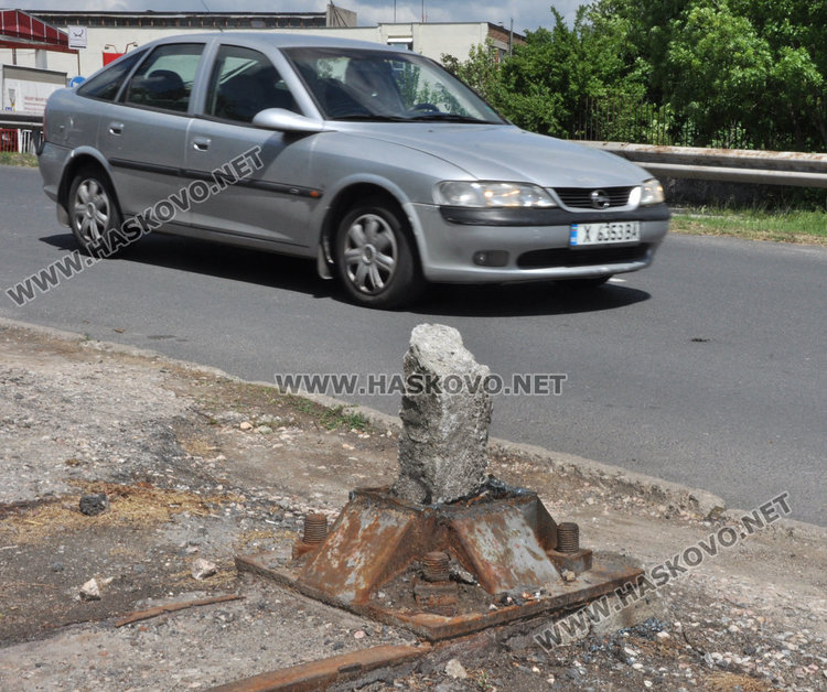 Хасковлия: основите на премахнатия пешеходен мост са опасни