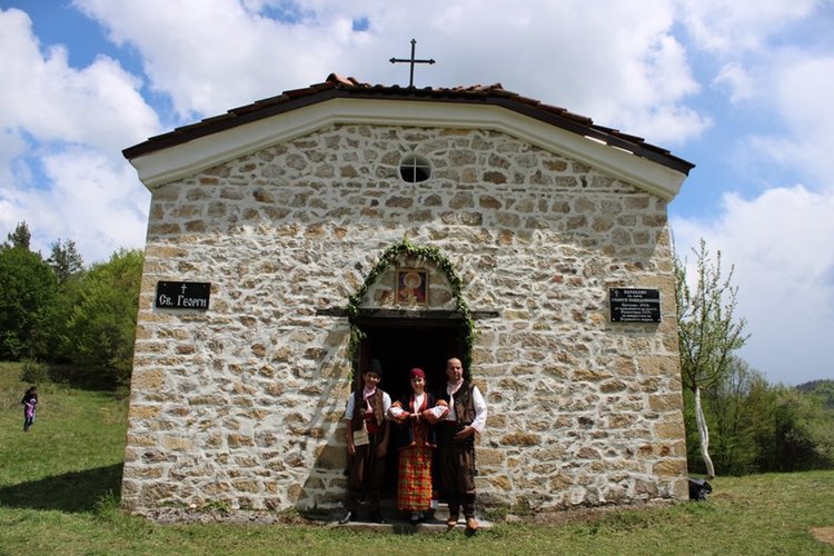С гайди и хора откриха паметна плоча за обновения параклис край Серафимово