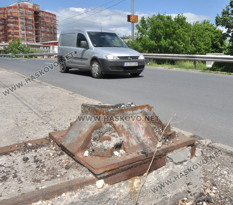 Хасковлия: основите на премахнатия пешеходен мост са опасни