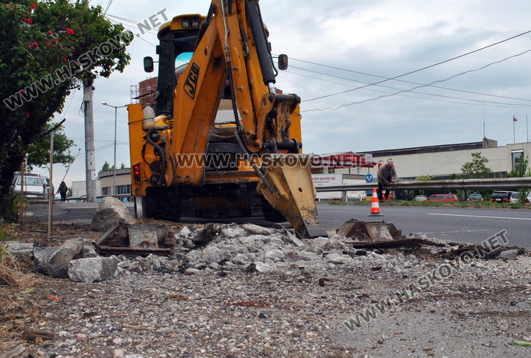 Премахват основите на пешеходния мост до бившата "Млада Гвардия"
