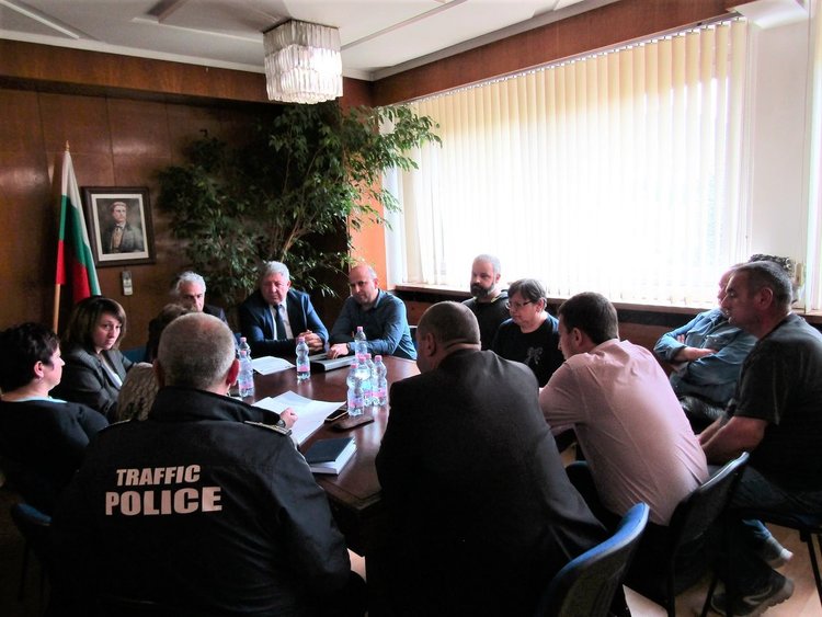 Властите набелязаха мерки за проблема с почистването на републиканските пътища в Смолянско