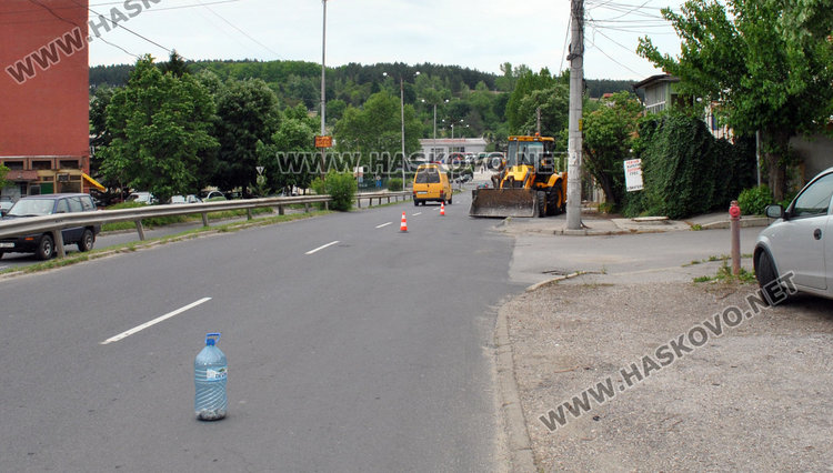 Премахват основите на пешеходния мост до бившата "Млада Гвардия"