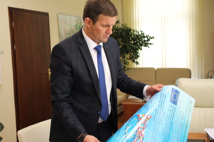 Областният управител  на Хасково разпраща 1000 плаката за Деня на Европа