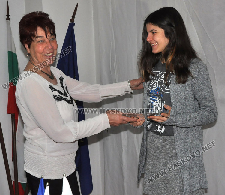 Бъдещи медици от Хасково с отличия от БЧК за доброволчество