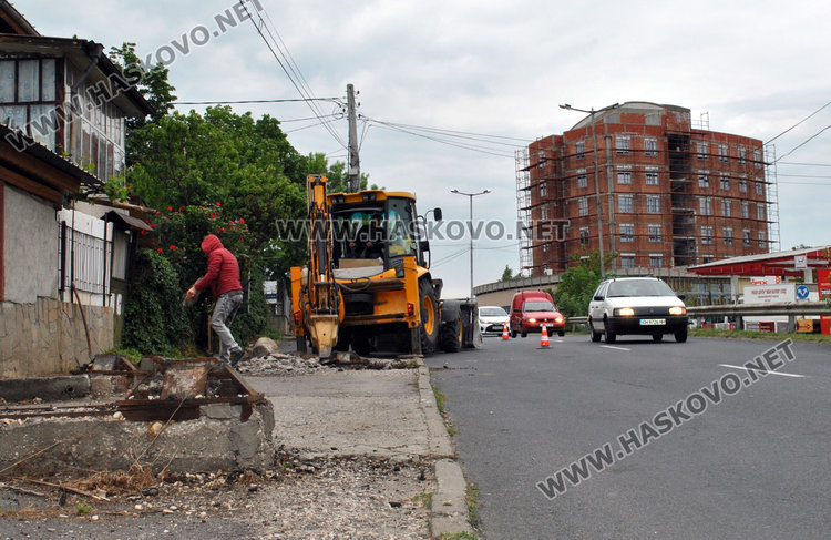 Премахват основите на пешеходния мост до бившата "Млада Гвардия"