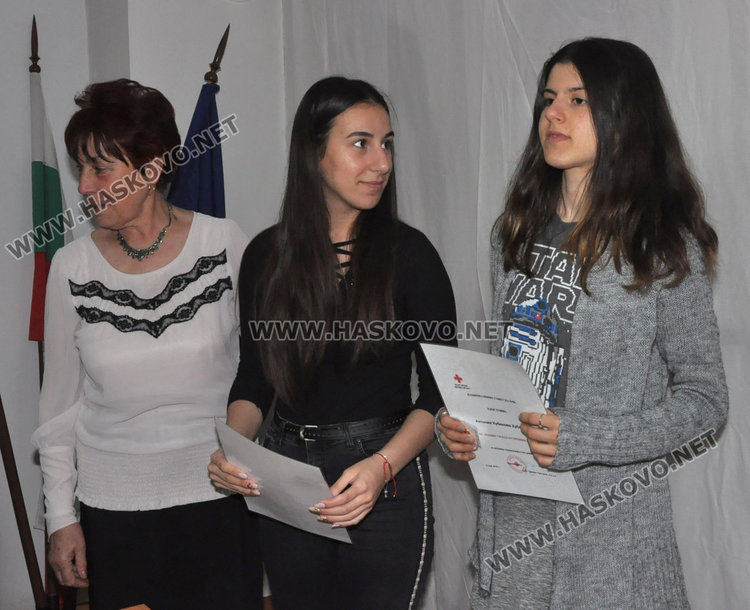 Бъдещи медици от Хасково с отличия от БЧК за доброволчество