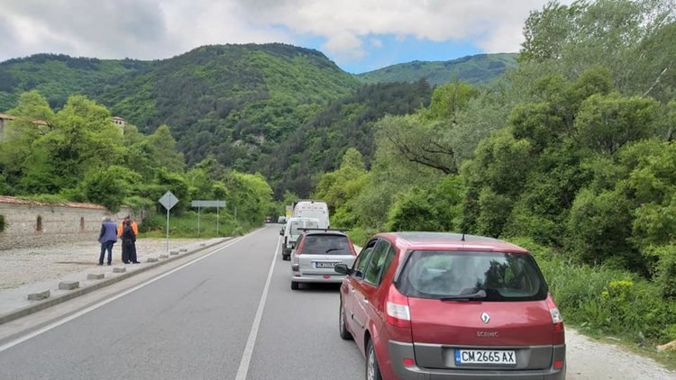 Обрушаването на скалите ще наложи спиране на трафика през два часа. Днес по трасето имаше колони от автомобили, така ще бъде до 21 май,без почивните дни