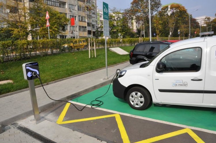 България изостава със зарядните станции и бонусите за електромобили