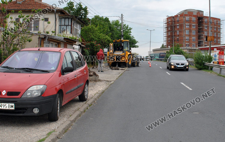 Премахват основите на пешеходния мост до бившата "Млада Гвардия"