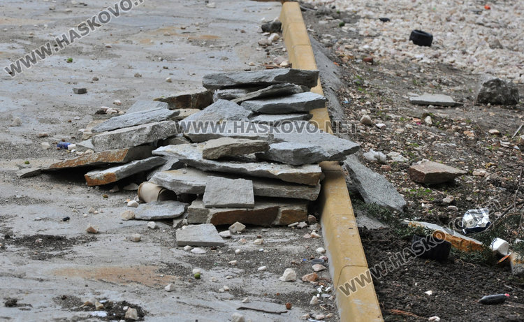 Роми потрошиха недовършена детска площадка в "Орфей" (видео)