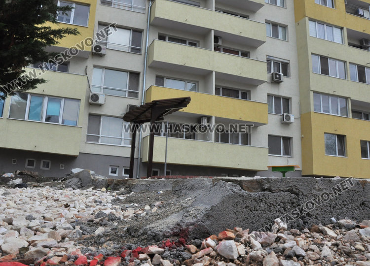 Роми потрошиха недовършена детска площадка в "Орфей" (видео)