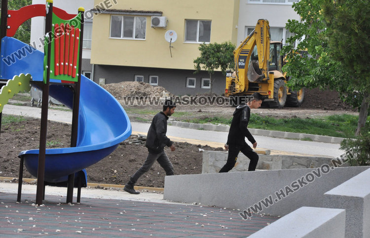 Роми потрошиха недовършена детска площадка в "Орфей" (видео)