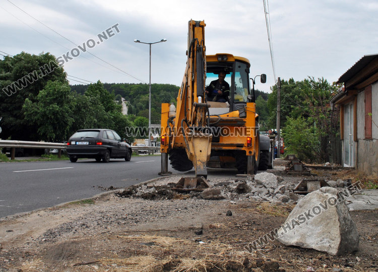 Премахват основите на пешеходния мост до бившата "Млада Гвардия"