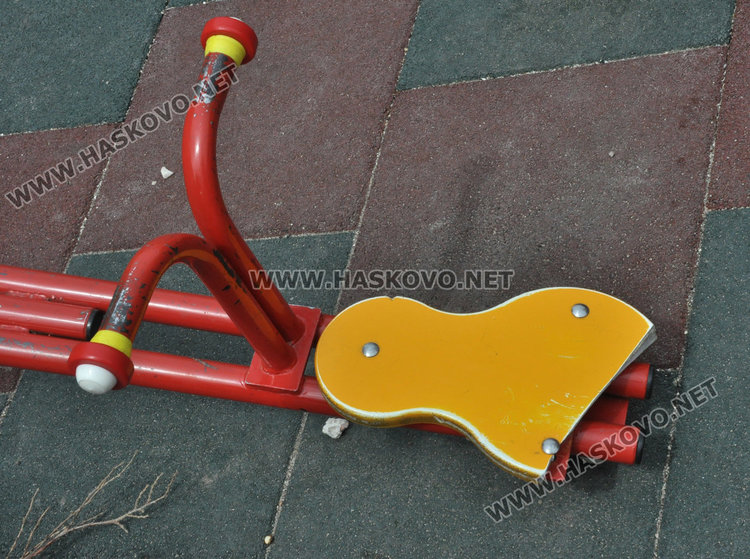 Роми потрошиха недовършена детска площадка в "Орфей" (видео)