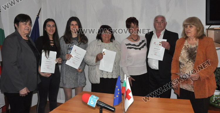 Бъдещи медици от Хасково с отличия от БЧК за доброволчество