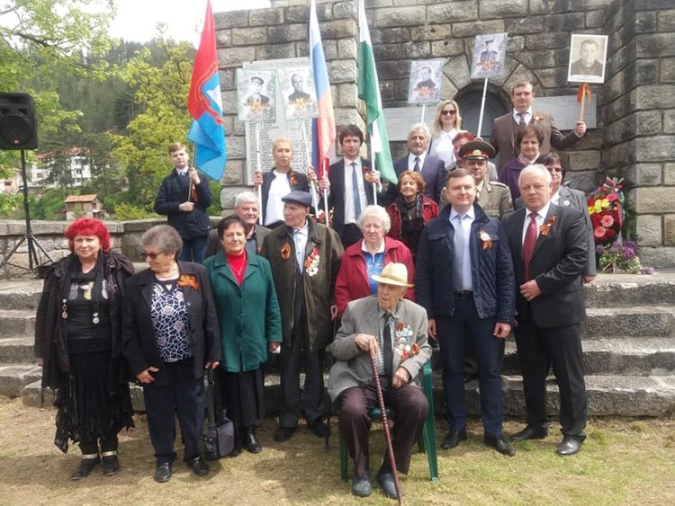 Почетен караул, венци и минута мълчание на 9 май в Смолян 