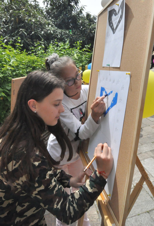 Ученици рисуват Европа  пред школски директори от пет държави