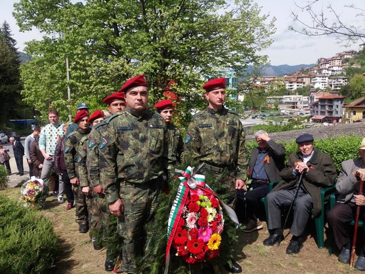 Почетен караул, венци и минута мълчание на 9 май в Смолян 