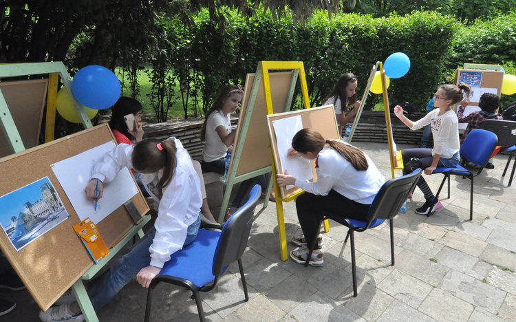 Ученици рисуват Европа  пред школски директори от пет държави