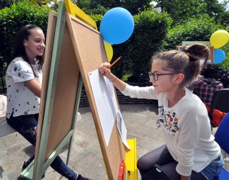 Ученици рисуват Европа  пред школски директори от пет държави