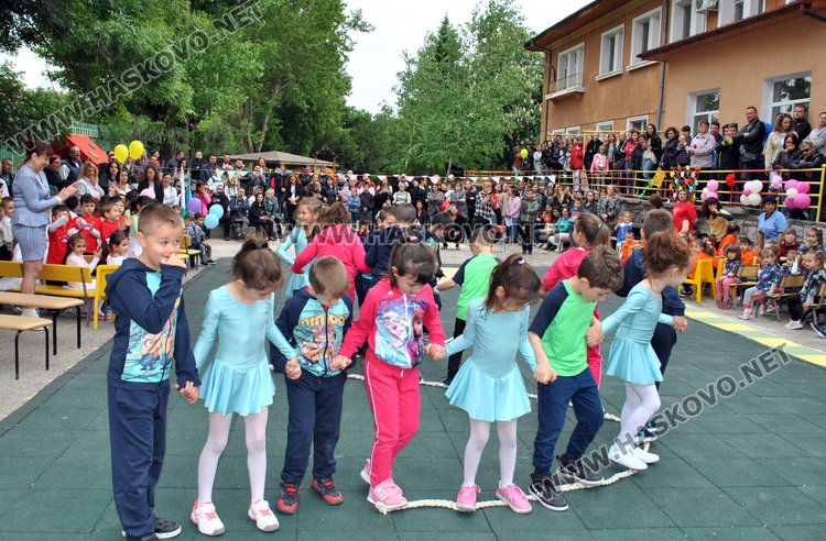 С тържество откриха нова спортна площадка в градина "Зорница"