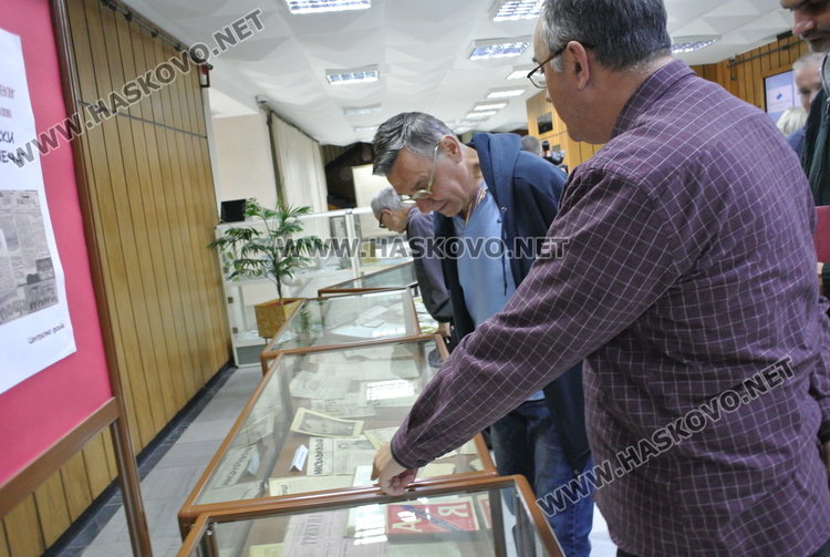 Подредиха в библиотеката първи издания от местната преса