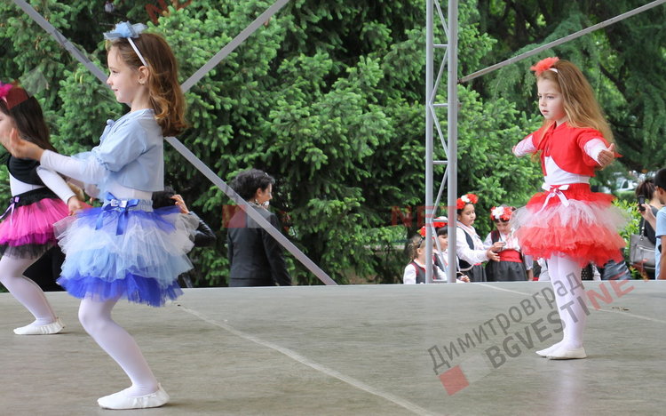 Димитровградски малчугани пяха и танцуваха в деня на Европа