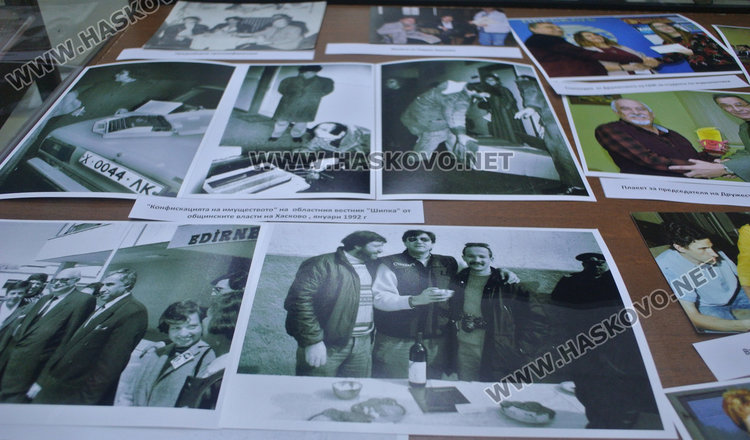 Подредиха в библиотеката първи издания от местната преса