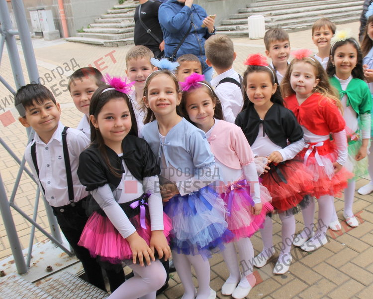 Димитровградски малчугани пяха и танцуваха в деня на Европа