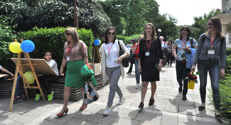 Ученици рисуват Европа  пред школски директори от пет държави