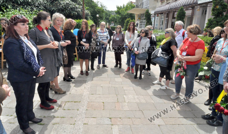 Ученици рисуват Европа  пред школски директори от пет държави