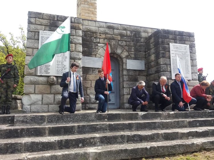 Почетен караул, венци и минута мълчание на 9 май в Смолян 